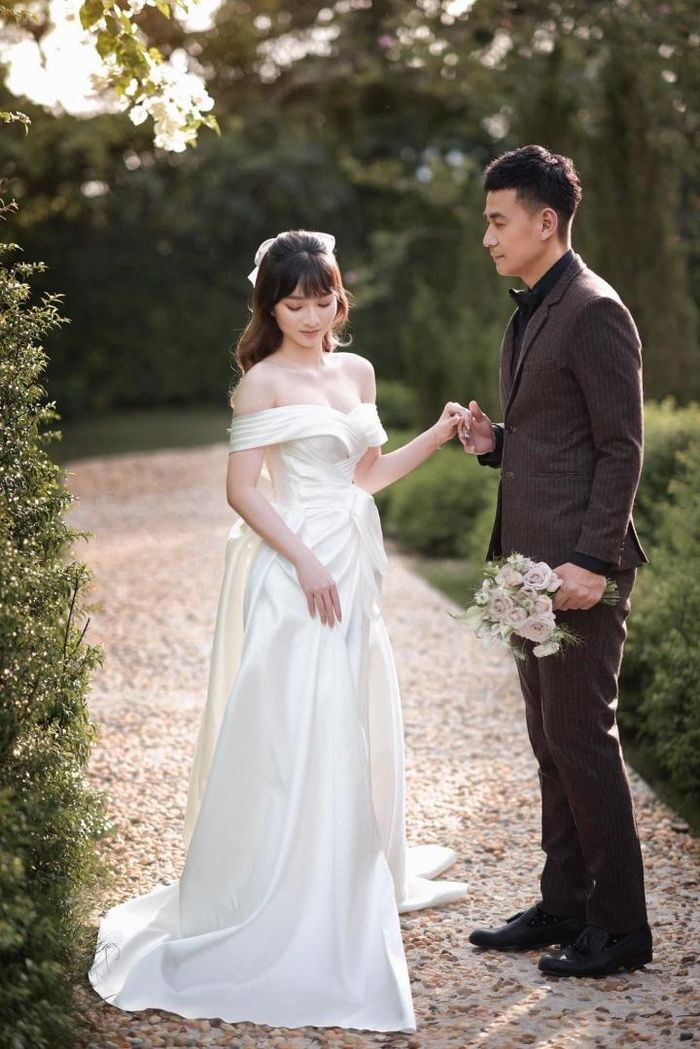 Váy cưới của vợ do chính Ngọc Thuận lên ý tưởng.