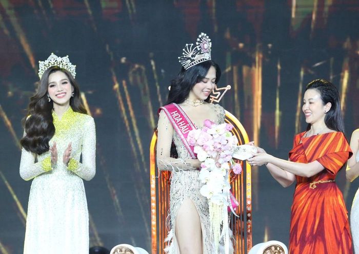 Huỳnh Thị Thanh Thủy nhận hoa đăng quang từ đơn vị tài trợ.