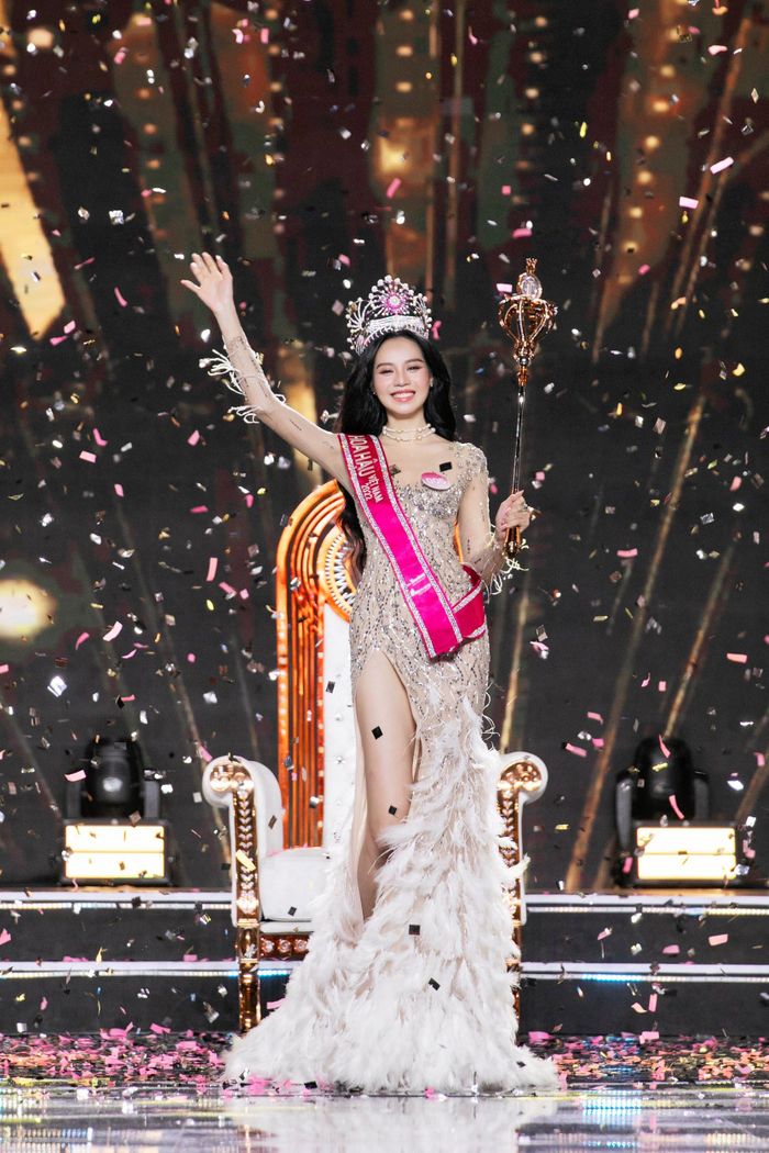 Thanh Thủy đăng quang Hoa hậu Việt Nam 2022 ở tuổi 19.
