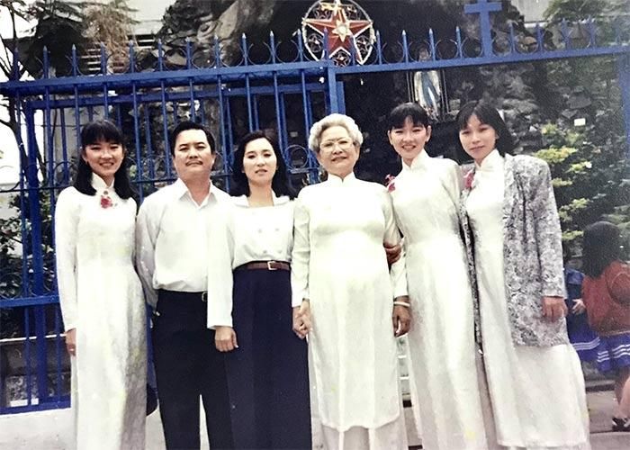  Tam Ca Áo Trắng là nhóm nhạc nổi tiếng của Việt Nam, gồm ba thành viên là chị em ruột: Tuyết Ngân, Minh Tú - Minh Thư (song sinh).