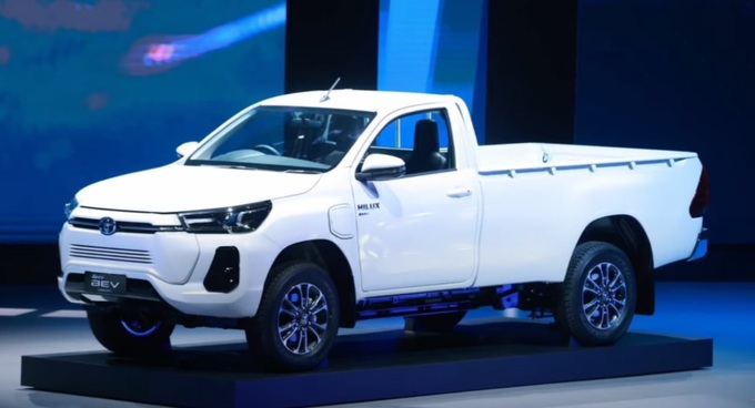 Toyota gây bất ngờ khi ra mắt concept xe bán tải chạy điện - 3