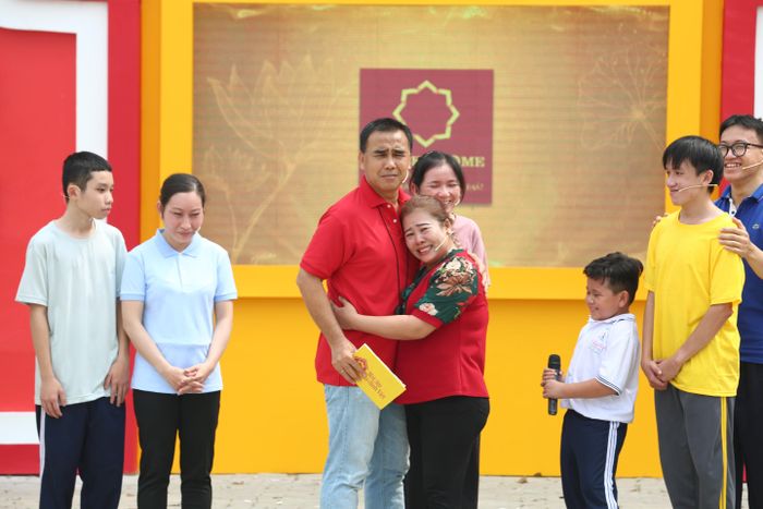 Tình cảm của những khách mời tham gia chương trình Mái ấm gia đình Việt dành cho MC Quyền Linh.