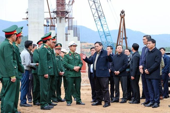 Thủ tướng kiểm tra dự án thành phần Diễn Châu - Bãi Vọt, thuộc dự án cao tốc Bắc - Nam phía Đông. Ảnh: Nhật Bắc