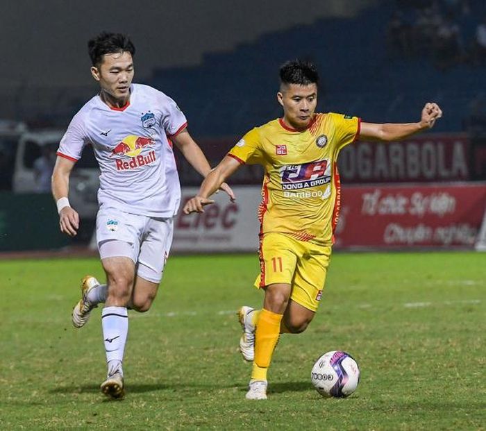 CLB HAGL (áo trắng) thi đấu với CLB Thanh Hóa tại vòng 25 V.league 2022. Ảnh: VPF.