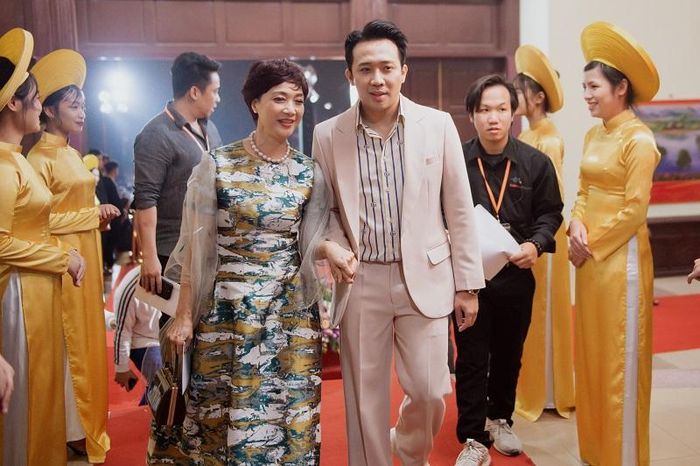Theo đó, Trấn Thành giành được danh hiệu Diễn viên điện ảnh nổi bật cùng NSND Lê Khanh.