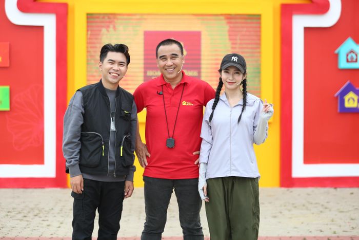 Diễn viên Minh Dự và ca sĩ Khổng Tú Quỳnh trong một chương trình Mái ấm gia đình Việt do nghệ sĩ Quyền Linh làm MC.