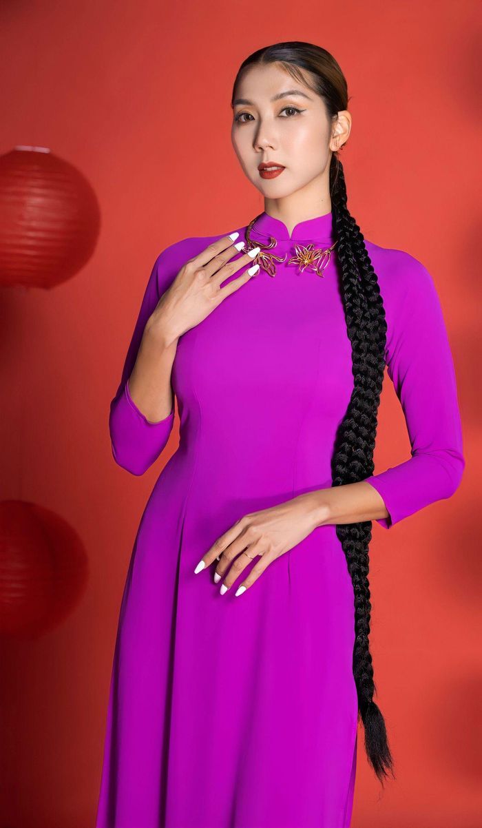 Năm nay, những chiếc áo dài Ngọc Quyên giới thiệu có màu sắc đơn giản, kiểu dáng truyền thống.
