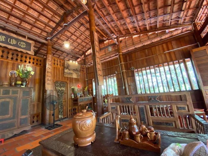 Căn nhà chính có diện tích 300 m2 với các cột, kèo, cửa... đều từ gỗ dừa. Toàn bộ ngôi nhà được chống đỡ với 36 cột vững chãi. Ảnh: Facebook