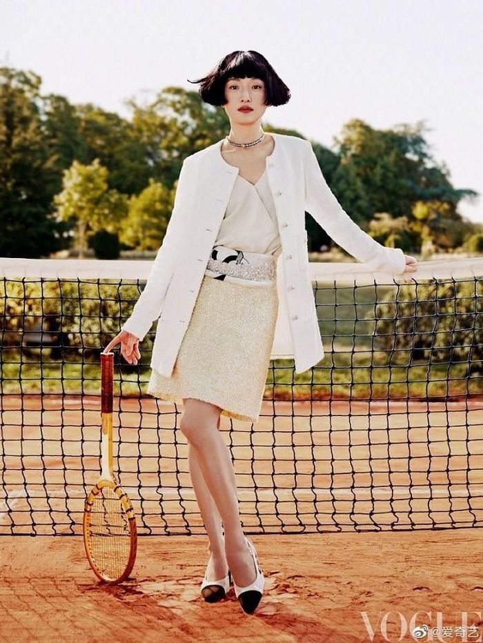 Bộ ảnh của Châu Tấn được chụp với phong cách hoài cổ của những năm 1920. Êkíp của Vogue thực hiện loạt hình tại một sân quần vợt, giữa không gian thiên nhiên tươi sáng.