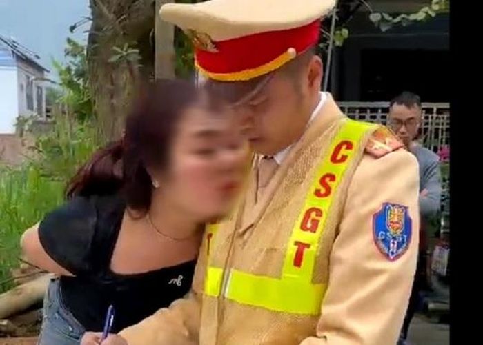Nguyễn Thị Ngân cố tình đụng chạm thân thể vào người CSGT đang làm nhiệm vụ. Ảnh cắt từ clip