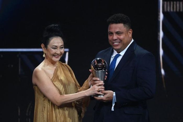 Bà Marcia Aoki nhận thay Pele giải thưởng đặc biệt của FIFA