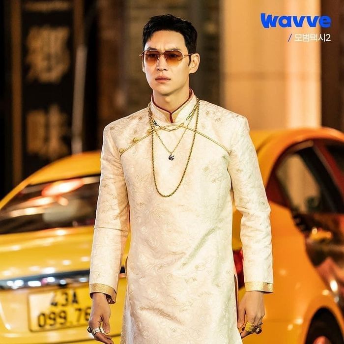 Lee Je Hoon là cái tên nhận được sự quan tâm lớn của khán giả trong thời gian gần đây khi thủ vai chính Kim Do Ki trong series ăn khách Taxi Driver 2 (Ẩn danh 2). Bộ phim có nhiều bối cảnh tại Việt Nam, hình ảnh diễn viên mặc trang phục áo dài được anh chia sẻ lên trang cá nhân khiến nhiều fan Việt thích thú. Ảnh: NSX.