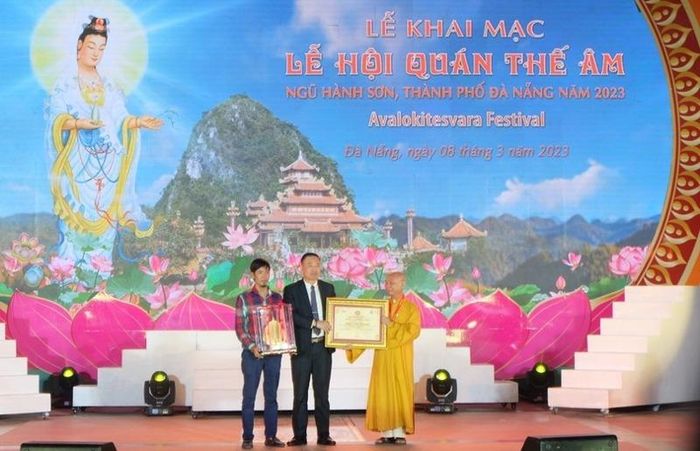  Tổ chức Kỷ lục Việt Nam trao chứng nhận kỷ lục Việt Nam cho Độc bản Lá Bồ đề mạ vàng 24K lớn nhất Việt Nam. Ảnh: BTC 