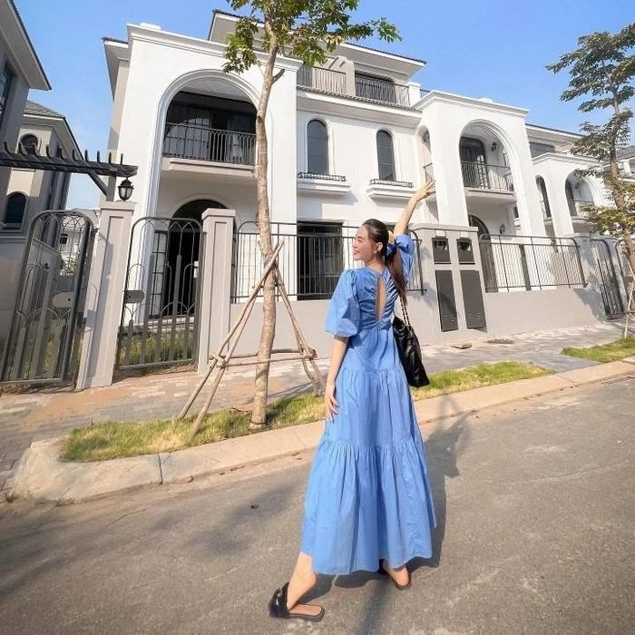 Minh Hằng diện váy bầu đứng trước căn biệt thự đang hoàn thiện.