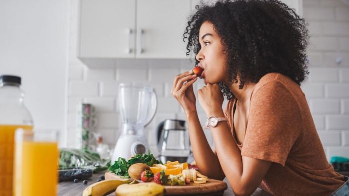 Ăn nhanh: Những người có thói quen ăn chậm nhai kỹ sẽ tiêu thụ ít calo hơn và ngăn ngừa tình trạng tăng cân. Ảnh minh họa