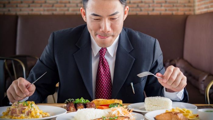Ăn trên đĩa lớn: Sử dụng đĩa nhỏ để ăn có thể đánh lừa não bộ về lượng thức ăn tiêu thụ; từ đó, giúp cơ thể hấp thụ ít calo hơn. Ảnh minh họa