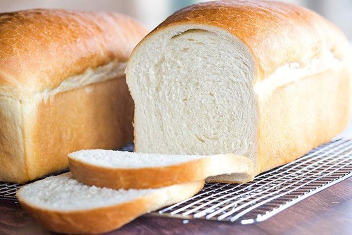 Ăn nhiều bánh mì trắng: Bánh mì trắng có hàm lượng tinh bột cao nên khi ăn quá nhiều sẽ khiến cơ thể tích mỡ dưới da. Ảnh minh họa