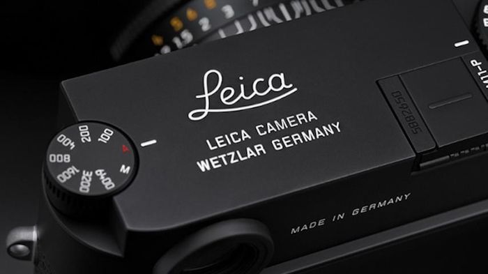  Logo Leica màu đỏ mang tính biểu tượng đã được thay thế bằng dòng chữ “Leica” - vẽ bằng tay tỉ mỉ được khắc trên mặt trên của máy ảnh. 