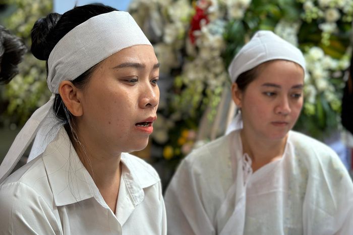 Hồng Phượng và Hồng Loan tại đám tang nghệ sĩ Vũ Linh.