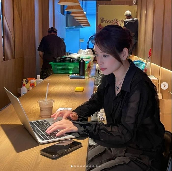 Chi Pu bận rộn với quán phở của riêng mình ở Thượng Hải (Trung Quốc). Cô đang nỗ lực không ngừng nghỉ sau những thành công có được từ chương trình Đạp gió 2023.