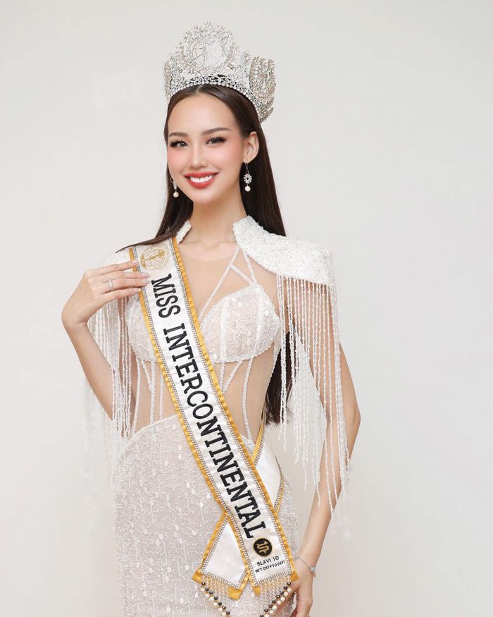 Ngày 2/12, Bảo Ngọc tham dự lễ trao sash cho các thí sinh của cuộc thi Hoa hậu Liên lục địa 2023. Người đẹp diện váy dạ hội màu trắng, cut-out nóng bỏng. Điểm nhấn của thiết kế là chi tiết tua rua ở hai bên cầu vai.