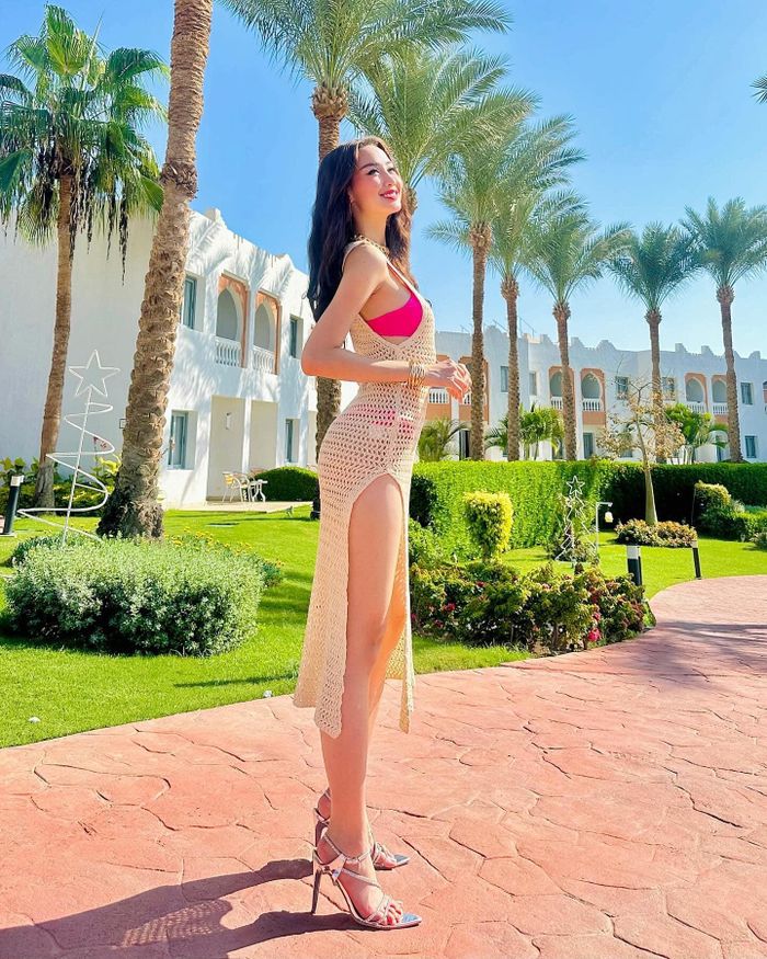 Trong thời gian ở Ai Cập, Bảo Ngọc liên tục diện những trang phục xuyên thấu. Người đẹp khoe dáng khi mặc bikini màu hồng kết hợp váy lưới.