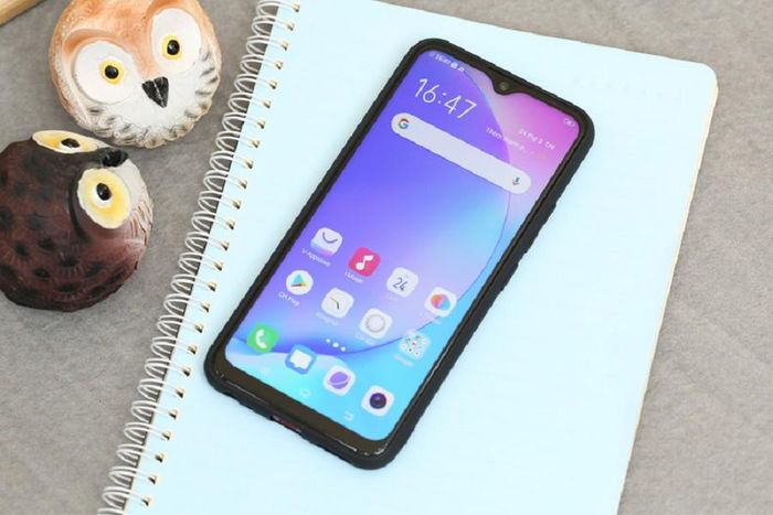 Nhiều người có thói quen đặt điện thoại ngửa mặt lên bàn để dễ xem thông báo.