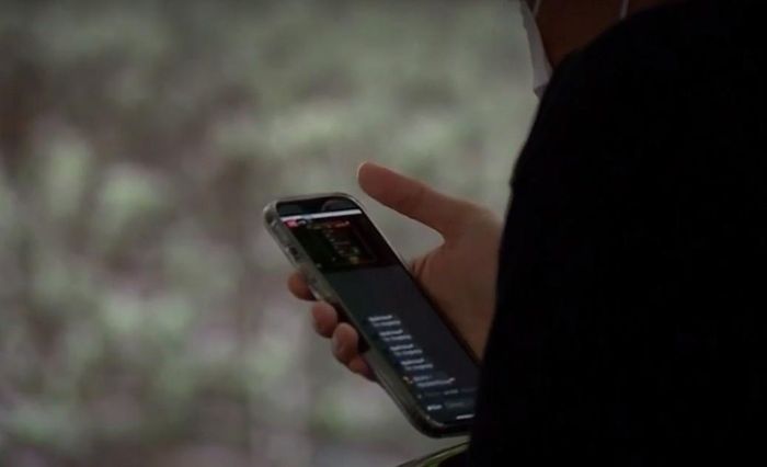 Trong không gian công cộng, người khác có thể đọc được tin nhắn, email hoặc mã OTP trên điện thoại bạn.