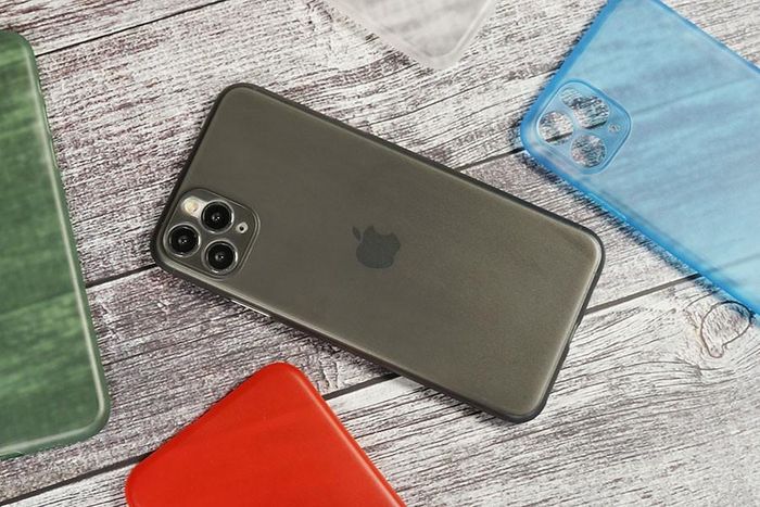 Kết hợp với ốp lưng có gờ bảo vệ, úp điện thoại là cách đơn giản nhưng hiệu quả để bảo vệ thiết bị.