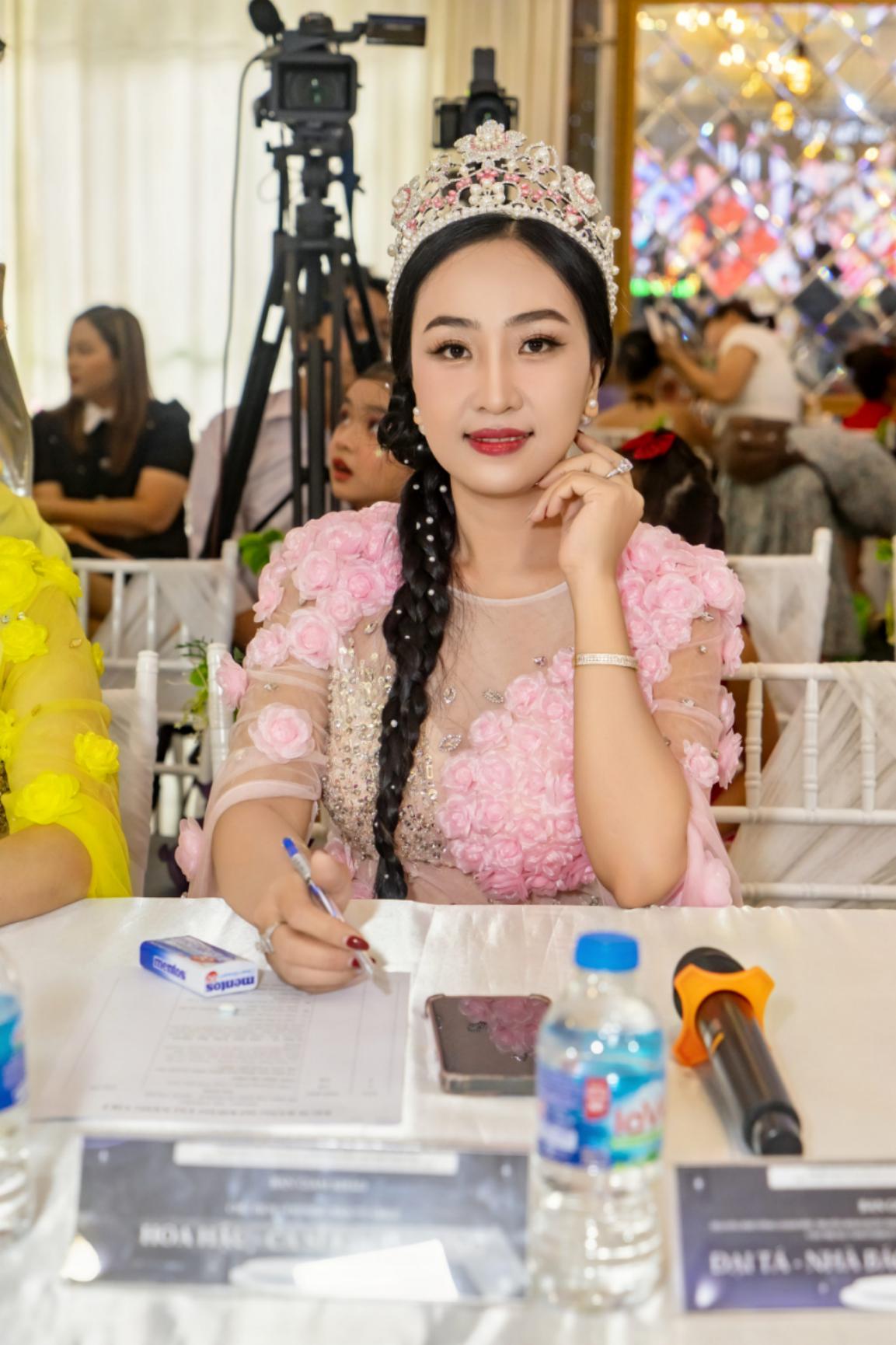 Tài Năng Việt, Hoa hậu Kim Phượng, giám khảo