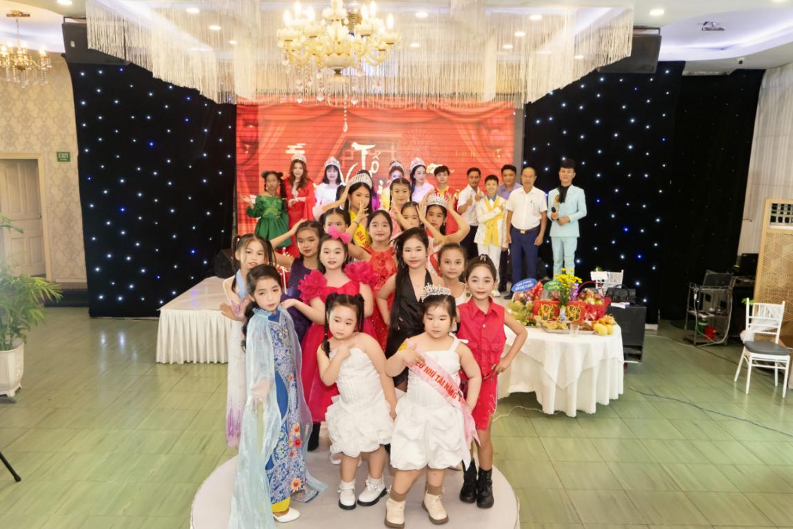 Tài Năng Việt, Hoa hậu Kim Phượng, giám khảo