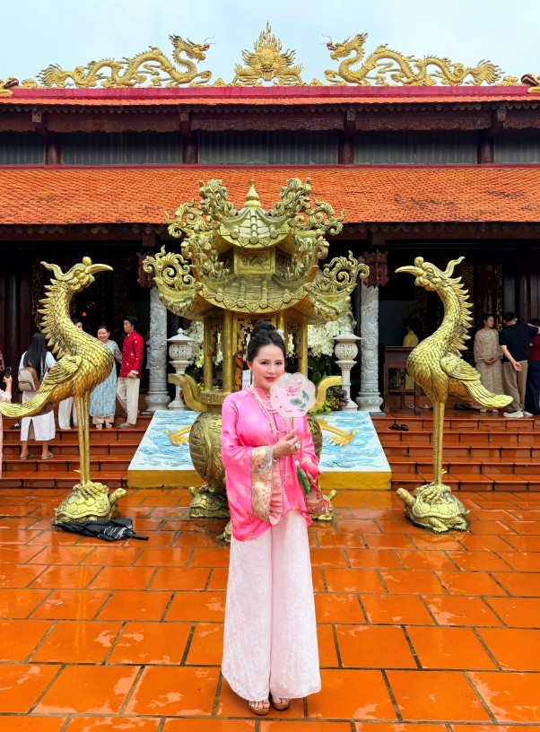 Hoa hậu Nguyễn Thị Bình, giỗ Tổ sân khấu