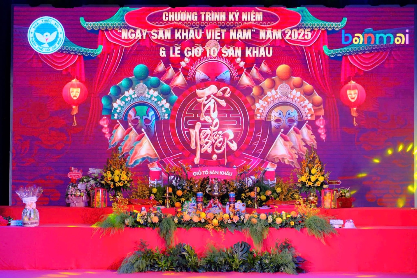 Hoa hậu Nguyễn Thị Bình, giỗ Tổ sân khấu