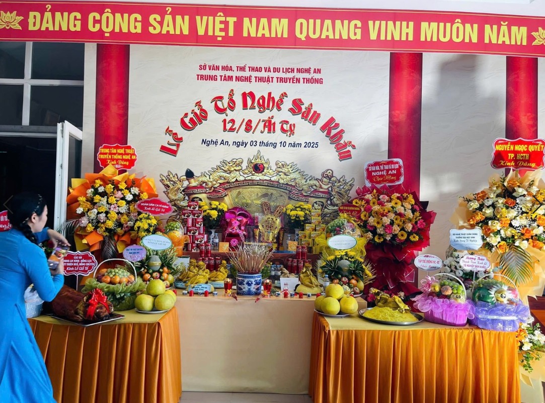 Hoa hậu Nguyễn Thị Bình, giỗ Tổ sân khấu