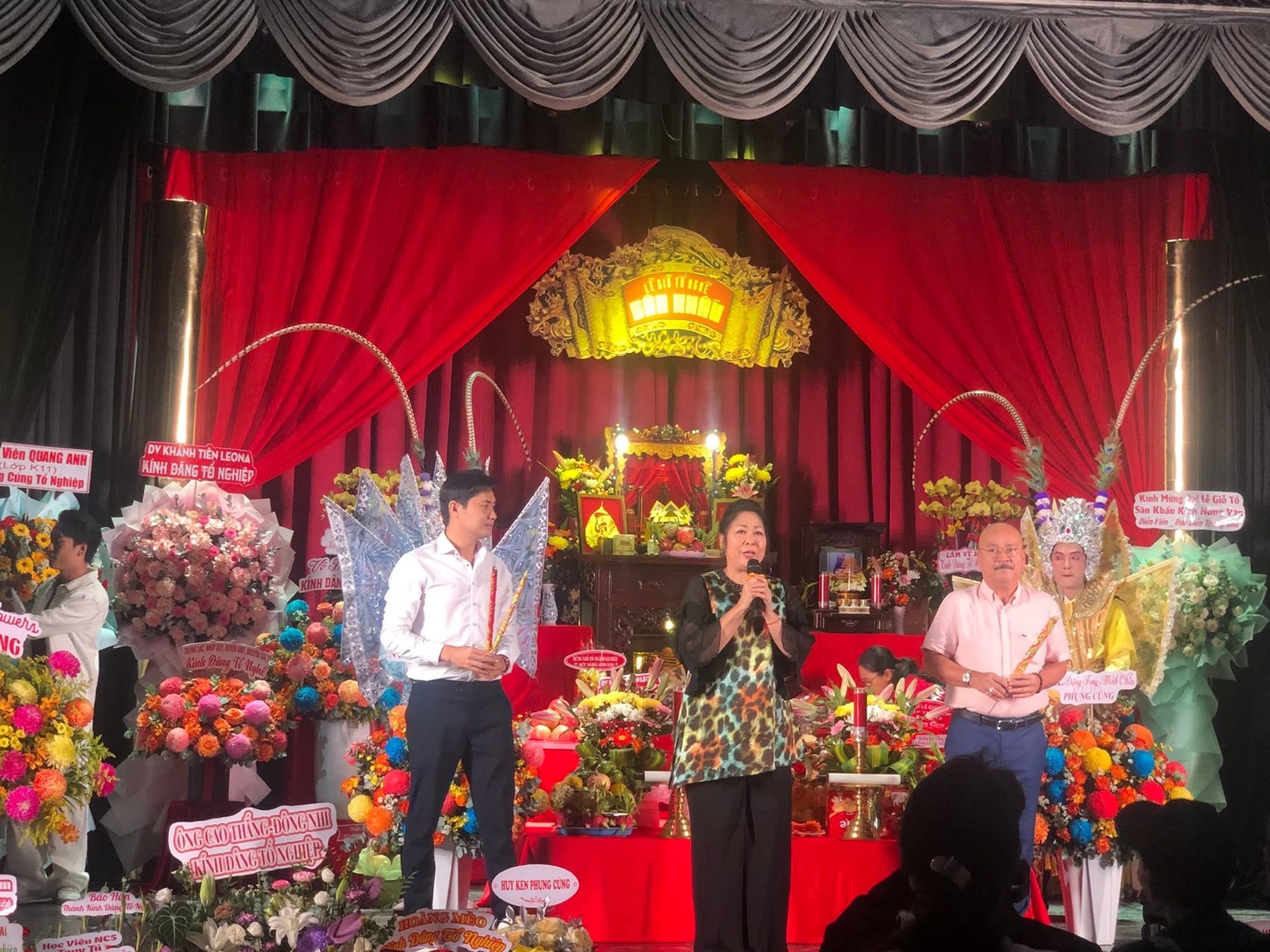Hoa hậu Nguyễn Thị Bình, giỗ Tổ sân khấu